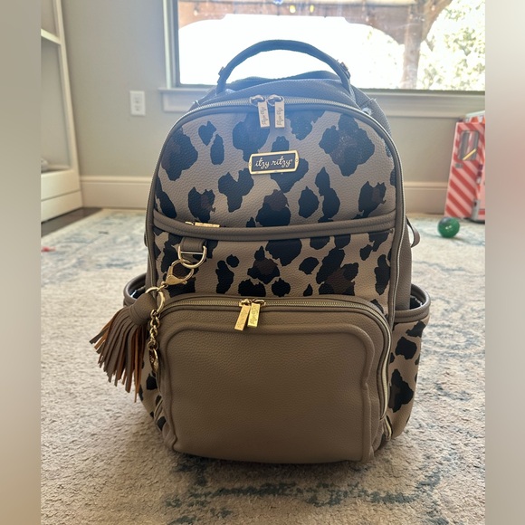 Itzy Ritzy Boss Plus Leopard diaper bag Backpack - Picture 2 of 5